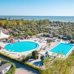 Camping Pas Cher vous présente avec son site Officiel campingpascher.fr, le Établissement Club Del Sole Vigna Sul Mar Family Collection, situé sur la commune de Lido Di Pomposa dans le département Ferrare (Emilia-romagna) en Italie. L'établissement Club Del Sole Vigna Sul Mar Family Collection vous propose un hébergement de type mobil-home. L'établissement vous propose 10 autres types d'hébergements. Découvrez tous nos séjours à petits prix dans la commune et aux alentours de Lido Di Pomposa du département : Ferrare (Emilia-romagna).... En savoir plus : cliquez-ICI.