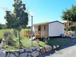 Camping Pas Cher vous présente avec son site Officiel campingpascher.fr, le Camping Flower Provence Vallée classé 3 étoiles, situé sur la commune de Manosque dans le département Alpes-de-haute-provence (Provence Alpes Côte D'azur) en France. Le camping Flower Provence Vallée, vous présente un hébergement de type mobil-home de 30 m² pour 5 personnes avec climatisation et télévision. Le camping Flower Provence Vallée vous propose du sam. 19 septembre au sam. 26 septembre 2026 pour 7 nuits à 434€. Cette location propose 131 dates différentes pour réserver votre séjour. Découvrez également les 15 autres gammes d'hébergements du camping. Les Avis clients pour le Camping Flower Provence Vallée sont excellents avec une note moyenne de 9 sur 10. Lac, Piscine chauffée, Piscine extérieure, Animations familiales, Club ados, Club enfants, Aire de jeux enfants, Canoë-kayak, Centre équestre, Cyclisme, Golf, Paddle, Ping-pong, Pétanque, Randonnée, Structure gonflable enfants, Terrain de football, Terrain de volley-ball, Bar, Boulangerie, Dépôt de pain, Food truck, Plats à emporter, Supermarché, Épicerie,... En savoir plus : cliquez-ICI.