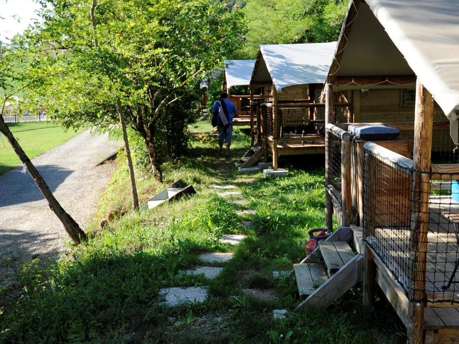 Camping Pas Cher vous présente avec son site Officiel campingpascher.fr, le Camping Du Lac Marciac classé 3 étoiles, situé sur la commune de Marciac dans le département Gers (Midi Pyrénées) en France. Le camping Du Lac Marciac, vous présente un hébergement de type tente en toile et bois de 12 m². Le camping Du Lac Marciac vous propose du vendredi 19 juin au vendredi 26 juin 2026 pour 7 nuits à 289€. Cette location propose 20 dates différentes pour réserver votre séjour. Découvrez également les 3 autres gammes d'hébergements du camping. Les Avis clients pour le Camping Du Lac Marciac sont excellents avec une note moyenne de 9 sur 10. Lac, Piscine extérieure, Aire de jeux enfants, Baby-foot, Canoë-kayak, Cyclisme, Ping-pong, Pétanque, Bar, Boulangerie, Dépôt de pain, Plats à emporter, Snack/Bar, Épicerie,... En savoir plus : cliquez-ICI.