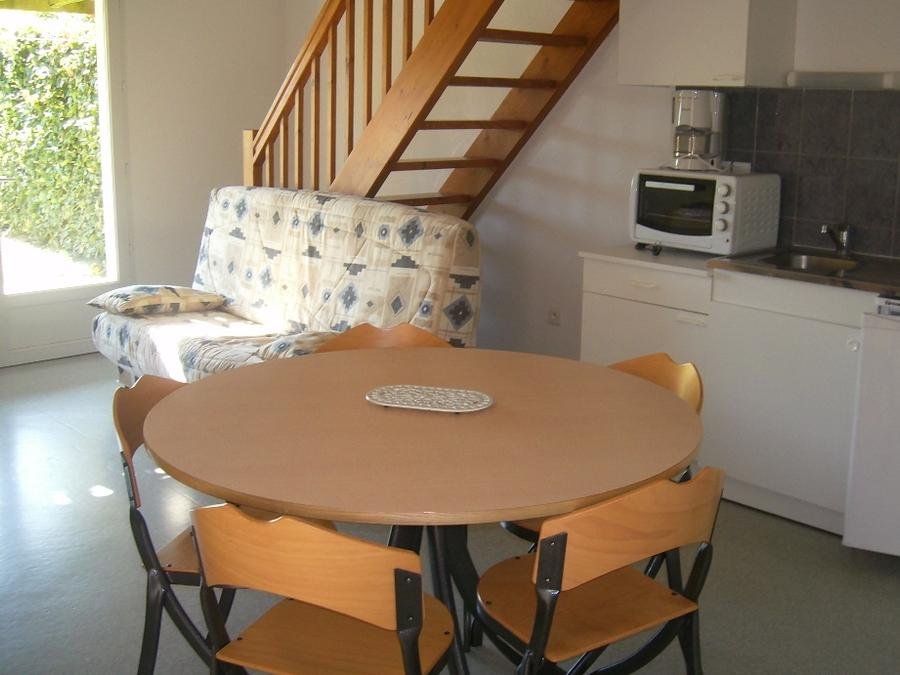 Camping Pas Cher vous présente avec son site Officiel campingpascher.fr, le Camping L'Etang Aux Hirondelles classé 2 étoiles, situé sur la commune de Marcoles dans le département Cantal (Auvergne) en France. Le camping L'Etang Aux Hirondelles, vous présente un hébergement de type chalet de 41 m² pour 2 personnes. Le camping L'Etang Aux Hirondelles vous propose du sam. 19 septembre au sam. 26 septembre 2026 pour 7 nuits à 300€. Cette location propose 39 dates différentes pour réserver votre séjour. Découvrez également les 2 autres gammes d'hébergements du camping. Les Avis clients pour le Camping L'Etang Aux Hirondelles sont excellents avec une note moyenne de 8 sur 10. Piscine chauffée, Piscine extérieure, Aire de jeux enfants, Randonnée, Terrain de football, Terrain multisports, Boulangerie, Restaurant, Station-service, Épicerie,... En savoir plus : cliquez-ICI.