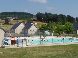 Camping Pas Cher vous présente avec son site Officiel campingpascher.fr, le Camping L'Etang Aux Hirondelles classé 2 étoiles, situé sur la commune de Marcoles dans le département Cantal (Auvergne) en France. Le camping L'Etang Aux Hirondelles, vous présente un hébergement de type chalet de 41 m² pour 2 personnes. Le camping L'Etang Aux Hirondelles vous propose du sam. 19 septembre au sam. 26 septembre 2026 pour 7 nuits à 300€. Cette location propose 39 dates différentes pour réserver votre séjour. Découvrez également les 2 autres gammes d'hébergements du camping. Les Avis clients pour le Camping L'Etang Aux Hirondelles sont excellents avec une note moyenne de 8 sur 10. Piscine chauffée, Piscine extérieure, Aire de jeux enfants, Randonnée, Terrain de football, Terrain multisports, Boulangerie, Restaurant, Station-service, Épicerie,... En savoir plus : cliquez-ICI.