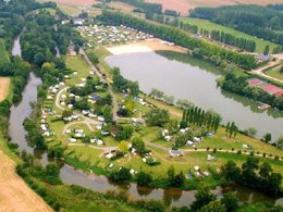 Camping Pas Cher vous présente avec son site Officiel campingpascher.fr, le Camping Le Lac Des Varennes classé 3 étoiles, situé sur la commune de Marcon dans le département Sarthe (Pays De La Loire) en France. Le camping Le Lac Des Varennes, vous présente un hébergement de type tente de 19 m². Le camping Le Lac Des Varennes vous propose du vendredi 05 juin au vendredi 12 juin 2026 avec un DÉPART DEMAIN pour 7 nuits à 300€. Cette location propose 56 dates différentes pour réserver votre séjour. Découvrez également les 9 autres gammes d'hébergements du camping. Les Avis clients pour le Camping Le Lac Des Varennes sont de 7 sur 10. LacRivière, Animations familiales, Club enfants, Aire de jeux enfants, Canoë-kayak, Court de tennis, Pédalo, Structure gonflable enfants, Voile, Bar, Dépôt de pain, Snack/Bar, Épicerie,... En savoir plus : cliquez-ICI.