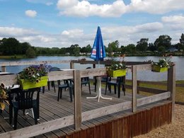 Camping Pas Cher vous présente avec son site Officiel campingpascher.fr, le Camping Le Lac Des Varennes classé 3 étoiles, situé sur la commune de Marcon dans le département Sarthe (Pays De La Loire) en France. Le camping Le Lac Des Varennes, vous présente un hébergement de type hébergement insolite. Le camping Le Lac Des Varennes vous propose du mercredi 01 avril au mercredi 08 avril 2026, en promotion à -10% pour 7 nuits à 170,10 € au lieu de 189,0 € soit une Économie de 18,90 €. Cette location propose 180 dates différentes pour réserver votre séjour. Découvrez également les 9 autres gammes d'hébergements du camping. Les Avis clients pour le Camping Le Lac Des Varennes sont de 7 sur 10. LacRivière, Animations familiales, Club enfants, Aire de jeux enfants, Canoë-kayak, Court de tennis, Pédalo, Structure gonflable enfants, Voile, Bar, Dépôt de pain, Snack/Bar, Épicerie,... En savoir plus : cliquez-ICI.
