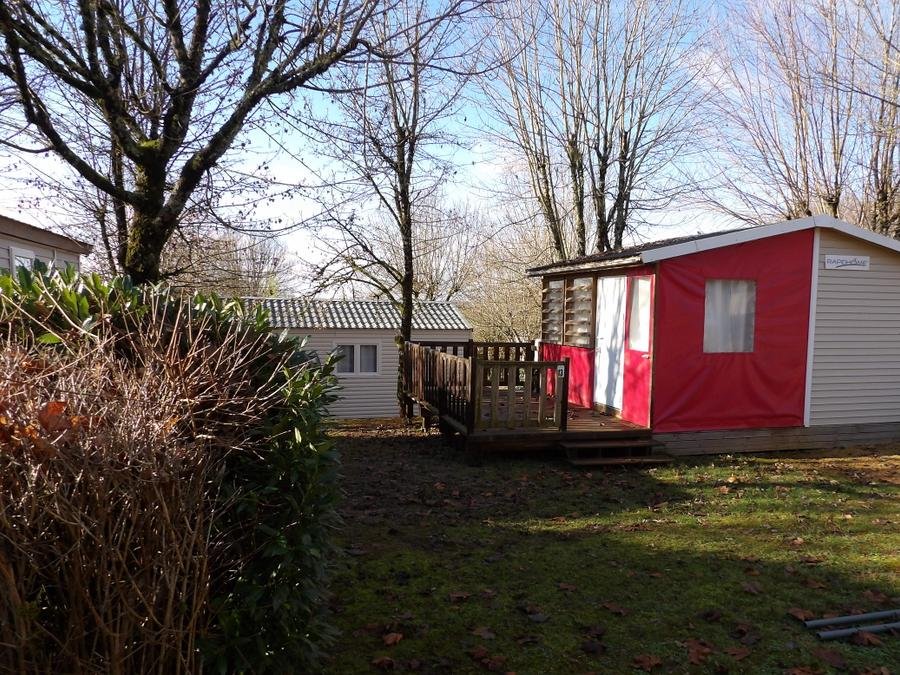 Camping Pas Cher vous présente avec son site Officiel campingpascher.fr, le Camping Ushuaïa Villages Le Poutiroux classé 4 étoiles, situé sur la commune de Limeuil dans le département Dordogne (Aquitaine) en France. Le camping Ushuaïa Villages Le Poutiroux vous propose un hébergement de type bungalow toilé de 26 m². L'établissement vous propose 14 autres types d'hébergements. Découvrez tous nos séjours à petits prix dans la commune et aux alentours de Limeuil du département : Dordogne (Aquitaine). Les Avis clients pour le Camping Ushuaïa Villages Le Poutiroux sont excellents avec une note moyenne de 8 sur 10. Piscine chauffée, Piscine extérieure, Animation enfants, Animations familiales, Aire de jeux enfants, Baby-foot, Canoë-kayak, Centre équestre, Flipper, Ping-pong, Piscine, Pétanque, Randonnée, Salle de jeux vidéo, Structure gonflable enfants, Terrain multisports, Trampoline, Bar, Boulangerie, Dépôt de pain, Restaurant, Snack/Bar, Station-service, Supermarché, Épicerie,... En savoir plus : cliquez-ICI.