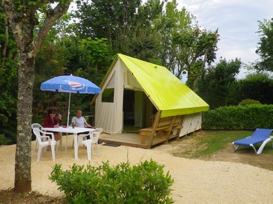 Camping Pas Cher vous présente avec son site Officiel campingpascher.fr, le Camping Ushuaïa Villages Le Poutiroux classé 4 étoiles, situé sur la commune de Limeuil dans le département Dordogne (Aquitaine) en France. Le camping Ushuaïa Villages Le Poutiroux, vous présente un hébergement de type tente de 17 m² pour 2 personnes. Le camping Ushuaïa Villages Le Poutiroux vous propose du dimanche 07 juin au dimanche 14 juin 2026 pour 7 nuits à 166.14€. Cette location propose 39 dates différentes pour réserver votre séjour. Découvrez également les 14 autres gammes d'hébergements du camping. Les Avis clients pour le Camping Ushuaïa Villages Le Poutiroux sont excellents avec une note moyenne de 8 sur 10. Piscine chauffée, Piscine extérieure, Animation enfants, Animations familiales, Aire de jeux enfants, Baby-foot, Canoë-kayak, Centre équestre, Flipper, Ping-pong, Piscine, Pétanque, Randonnée, Salle de jeux vidéo, Structure gonflable enfants, Terrain multisports, Trampoline, Bar, Boulangerie, Dépôt de pain, Restaurant, Snack/Bar, Station-service, Supermarché, Épicerie,... En savoir plus : cliquez-ICI.