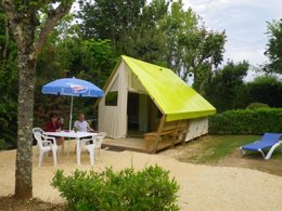 Camping Pas Cher vous présente avec son site Officiel campingpascher.fr, le Camping Ushuaïa Villages Le Poutiroux classé 4 étoiles, situé sur la commune de Limeuil dans le département Dordogne (Aquitaine) en France. Le camping Ushuaïa Villages Le Poutiroux, vous présente un hébergement de type tente de 17 m² pour 2 personnes. Le camping Ushuaïa Villages Le Poutiroux vous propose du vendredi 01 mai au vendredi 08 mai 2026 pour 7 nuits à 159€. Cette location propose 130 dates différentes pour réserver votre séjour. Découvrez également les 14 autres gammes d'hébergements du camping. Les Avis clients pour le Camping Ushuaïa Villages Le Poutiroux sont excellents avec une note moyenne de 8 sur 10. Piscine chauffée, Piscine extérieure, Animation enfants, Animations familiales, Aire de jeux enfants, Baby-foot, Canoë-kayak, Centre équestre, Flipper, Ping-pong, Piscine, Pétanque, Randonnée, Salle de jeux vidéo, Structure gonflable enfants, Terrain multisports, Trampoline, Bar, Boulangerie, Dépôt de pain, Restaurant, Snack/Bar, Station-service, Supermarché, Épicerie,... En savoir plus : cliquez-ICI.