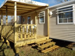 Camping Pas Cher vous présente avec son site Officiel campingpascher.fr, le Camping Ushuaïa Villages Le Poutiroux classé 4 étoiles, situé sur la commune de Limeuil dans le département Dordogne (Aquitaine) en France. Le camping Ushuaïa Villages Le Poutiroux, vous présente un hébergement de type mobil-home de 32 m² pour 6 personnes et télévision. Le camping Ushuaïa Villages Le Poutiroux vous propose du sam. 30 mai au sam. 06 juin 2026 pour 7 nuits à 319€. Cette location propose 90 dates différentes pour réserver votre séjour. Découvrez également les 14 autres gammes d'hébergements du camping. Les Avis clients pour le Camping Ushuaïa Villages Le Poutiroux sont excellents avec une note moyenne de 8 sur 10. Piscine chauffée, Piscine extérieure, Animation enfants, Animations familiales, Aire de jeux enfants, Baby-foot, Canoë-kayak, Centre équestre, Flipper, Ping-pong, Piscine, Pétanque, Randonnée, Salle de jeux vidéo, Structure gonflable enfants, Terrain multisports, Trampoline, Bar, Boulangerie, Dépôt de pain, Restaurant, Snack/Bar, Station-service, Supermarché, Épicerie,... En savoir plus : cliquez-ICI.