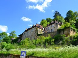 Camping Pas Cher vous présente avec son site Officiel campingpascher.fr, le Camping Ushuaïa Villages Le Poutiroux classé 4 étoiles, situé sur la commune de Limeuil dans le département Dordogne (Aquitaine) en France. Le camping Ushuaïa Villages Le Poutiroux, vous présente un hébergement de type tente de 17 m² pour 2 personnes. Le camping Ushuaïa Villages Le Poutiroux vous propose du vendredi 01 mai au vendredi 08 mai 2026 pour 7 nuits à 159€. Cette location propose 130 dates différentes pour réserver votre séjour. Découvrez également les 14 autres gammes d'hébergements du camping. Les Avis clients pour le Camping Ushuaïa Villages Le Poutiroux sont excellents avec une note moyenne de 8 sur 10. Piscine chauffée, Piscine extérieure, Animation enfants, Animations familiales, Aire de jeux enfants, Baby-foot, Canoë-kayak, Centre équestre, Flipper, Ping-pong, Piscine, Pétanque, Randonnée, Salle de jeux vidéo, Structure gonflable enfants, Terrain multisports, Trampoline, Bar, Boulangerie, Dépôt de pain, Restaurant, Snack/Bar, Station-service, Supermarché, Épicerie,... En savoir plus : cliquez-ICI.