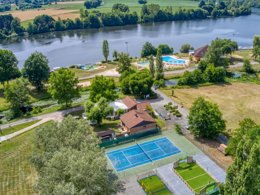 Camping Pas Cher vous présente avec son site Officiel campingpascher.fr, le Camping Flower Les Berges De La Dordogne classé 3 étoiles, situé sur la commune de Tremolat dans le département Dordogne (Aquitaine) en France. Le camping Flower Les Berges De La Dordogne vous propose un hébergement de type mobil-home de 33 m² avec climatisation (télévision). L'établissement vous propose 7 autres types d'hébergements. Découvrez tous nos séjours à petits prix dans la commune et aux alentours de Tremolat du département : Dordogne (Aquitaine). Les Avis clients pour le Camping Flower Les Berges De La Dordogne sont excellents avec une note moyenne de 8 sur 10. Piscine chauffée, Piscine extérieure, Animations familiales, Club enfants, Aire de jeux enfants, Baby-foot, Court de tennis, Ping-pong, Piscine, Pétanque, Structure gonflable enfants, Terrain de badminton, Terrain de football, Terrain de volley-ball, Terrain multisports, Bar, Boulangerie, Dépôt de pain, Restaurant, Épicerie,... En savoir plus : cliquez-ICI.
