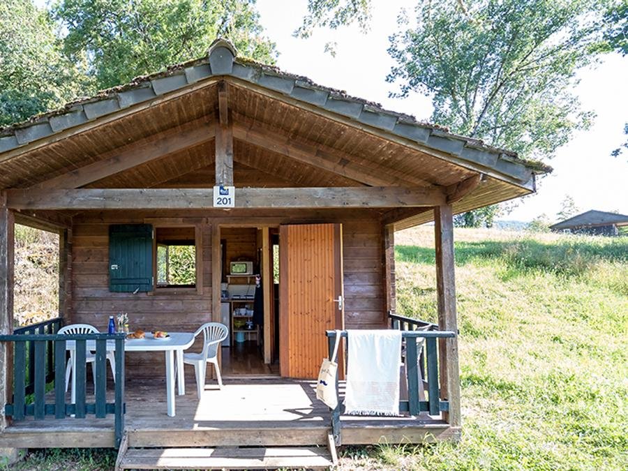 Camping Pas Cher vous présente avec son site Officiel campingpascher.fr, le Camping Flower Du Lac Du Causse classé 3 étoiles, situé sur la commune de Lissac Sur Couze dans le département Corrèze (Limousin) en France. Le camping Flower Du Lac Du Causse, vous présente un hébergement de type chalet de 12 m² pour 1 personne. Le camping Flower Du Lac Du Causse vous propose du lundi 22 juin au lundi 29 juin 2026, en promotion à -14% pour 7 nuits à 190,40 € au lieu de 224,0 € soit une Économie de 33,60 €. Cette location propose 61 dates différentes pour réserver votre séjour. Découvrez également les 10 autres gammes d'hébergements du camping. Les Avis clients pour le Camping Flower Du Lac Du Causse sont excellents avec une note moyenne de 8 sur 10. LacRivière, Piscine extérieure, Animations familiales, Aire de jeux enfants, Canoë-kayak, Centre équestre, Court de tennis, Golf, Paddle, Ping-pong, Pédalo, Pétanque, Randonnée, Salle de jeux vidéo, Sports nautiques, Tir à l’arc, Trampoline, Bar, Dépôt de pain, Plats à emporter, Restaurant, Snack/Bar, Épicerie,... En savoir plus : cliquez-ICI.