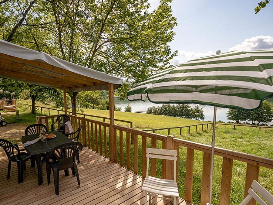 Camping Pas Cher vous présente avec son site Officiel campingpascher.fr, le Camping Flower Du Lac Du Causse classé 3 étoiles, situé sur la commune de Lissac Sur Couze dans le département Corrèze (Limousin) en France. Le camping Flower Du Lac Du Causse vous propose un hébergement de type mobil-home de 29 m² (télévision). L'établissement vous propose 10 autres types d'hébergements. Découvrez tous nos séjours à petits prix dans la commune et aux alentours de Lissac Sur Couze du département : Corrèze (Limousin). Les Avis clients pour le Camping Flower Du Lac Du Causse sont excellents avec une note moyenne de 8 sur 10. LacRivière, Piscine extérieure, Animations familiales, Aire de jeux enfants, Canoë-kayak, Centre équestre, Court de tennis, Golf, Paddle, Ping-pong, Pédalo, Pétanque, Randonnée, Salle de jeux vidéo, Sports nautiques, Tir à l’arc, Trampoline, Bar, Dépôt de pain, Plats à emporter, Restaurant, Snack/Bar, Épicerie,... En savoir plus : cliquez-ICI.