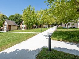 Camping Pas Cher vous présente avec son site Officiel campingpascher.fr, le Camping Flower Du Lac Du Causse classé 3 étoiles, situé sur la commune de Lissac Sur Couze dans le département Corrèze (Limousin) en France. Le camping Flower Du Lac Du Causse vous propose un hébergement de type maison de campagne de 32 m² pour 1 personne (télévision). L'établissement vous propose 10 autres types d'hébergements. Découvrez tous nos séjours à petits prix dans la commune et aux alentours de Lissac Sur Couze du département : Corrèze (Limousin). Les Avis clients pour le Camping Flower Du Lac Du Causse sont excellents avec une note moyenne de 8 sur 10. LacRivière, Piscine extérieure, Animations familiales, Aire de jeux enfants, Canoë-kayak, Centre équestre, Court de tennis, Golf, Paddle, Ping-pong, Pédalo, Pétanque, Randonnée, Salle de jeux vidéo, Sports nautiques, Tir à l’arc, Trampoline, Bar, Dépôt de pain, Plats à emporter, Restaurant, Snack/Bar, Épicerie,... En savoir plus : cliquez-ICI.