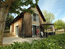 Camping Pas Cher vous présente avec son site Officiel campingpascher.fr, le Camping Flower Du Lac Du Causse classé 3 étoiles, situé sur la commune de Lissac Sur Couze dans le département Corrèze (Limousin) en France. Le camping Flower Du Lac Du Causse vous propose un hébergement de type maison de campagne de 32 m² pour 1 personne (télévision). L'établissement vous propose 10 autres types d'hébergements. Découvrez tous nos séjours à petits prix dans la commune et aux alentours de Lissac Sur Couze du département : Corrèze (Limousin). Les Avis clients pour le Camping Flower Du Lac Du Causse sont excellents avec une note moyenne de 8 sur 10. LacRivière, Piscine extérieure, Animations familiales, Aire de jeux enfants, Canoë-kayak, Centre équestre, Court de tennis, Golf, Paddle, Ping-pong, Pédalo, Pétanque, Randonnée, Salle de jeux vidéo, Sports nautiques, Tir à l’arc, Trampoline, Bar, Dépôt de pain, Plats à emporter, Restaurant, Snack/Bar, Épicerie,... En savoir plus : cliquez-ICI.