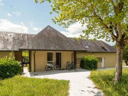 Camping Pas Cher vous présente avec son site Officiel campingpascher.fr, le Camping Flower Du Lac Du Causse classé 3 étoiles, situé sur la commune de Lissac Sur Couze dans le département Corrèze (Limousin) en France. Le camping Flower Du Lac Du Causse vous propose un hébergement de type maison de campagne de 32 m² pour 2 personnes (télévision). L'établissement vous propose 10 autres types d'hébergements. Découvrez tous nos séjours à petits prix dans la commune et aux alentours de Lissac Sur Couze du département : Corrèze (Limousin). Les Avis clients pour le Camping Flower Du Lac Du Causse sont excellents avec une note moyenne de 8 sur 10. LacRivière, Piscine extérieure, Animations familiales, Aire de jeux enfants, Canoë-kayak, Centre équestre, Court de tennis, Golf, Paddle, Ping-pong, Pédalo, Pétanque, Randonnée, Salle de jeux vidéo, Sports nautiques, Tir à l’arc, Trampoline, Bar, Dépôt de pain, Plats à emporter, Restaurant, Snack/Bar, Épicerie,... En savoir plus : cliquez-ICI.