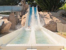 Camping Pas Cher vous présente avec son site Officiel campingpascher.fr, le Camping Sènia Tucan classé 4 étoiles, situé sur la commune de Lloret Del Mar dans le département Gérone (Catalogne) en Espagne. Le camping Sènia Tucan, vous présente un hébergement de type mobil-home de 24 m² avec climatisation. Le camping Sènia Tucan vous proposeun séjour PAS CHER avec une REMISEdu sam. 24 avril au sam. 01 mai 2027, en promotion à -50% pour 7 nuits à 269,50 € au lieu de 539,0 € soit une Économie de 269,50 €. Cette location propose 74 dates différentes pour réserver votre séjour. Découvrez également les 9 autres gammes d'hébergements du camping. Les Avis clients pour le Camping Sènia Tucan sont de 7 sur 10. Parc aquatique, Piscine extérieure, Animations familiales, Club enfants, Aire de jeux enfants, Baby-foot, Canoë-kayak, Centre équestre, Court de tennis, Golf, Ping-pong, Piscine, Pétanque, Salle de fitness, Terrain de beach-volley, Terrain de football, Terrain multisports, Trampoline, Bar, Dépôt de pain, Pizzeria, Restaurant, Snack/Bar,... En savoir plus : cliquez-ICI.