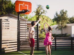 Camping Pas Cher vous présente avec son site Officiel campingpascher.fr, le Camping Sènia Tucan classé 4 étoiles, situé sur la commune de Lloret Del Mar dans le département Gérone (Catalogne) en Espagne. Le camping Sènia Tucan, vous présente un hébergement de type mobil-home de 40 m² avec climatisation. Le camping Sènia Tucan vous proposeun séjour PAS CHER avec une REMISEdu vendredi 03 avril au vendredi 10 avril 2026, en promotion à -50% pour 7 nuits à 343 € au lieu de 686,0 € soit une Économie de 343 €. Cette location propose 76 dates différentes pour réserver votre séjour. Découvrez également les 8 autres gammes d'hébergements du camping. Les Avis clients pour le Camping Sènia Tucan sont de 7 sur 10. Parc aquatique, Piscine extérieure, Animations familiales, Club enfants, Aire de jeux enfants, Baby-foot, Canoë-kayak, Centre équestre, Court de tennis, Golf, Ping-pong, Piscine, Pétanque, Salle de fitness, Terrain de beach-volley, Terrain de football, Terrain multisports, Trampoline, Bar, Dépôt de pain, Pizzeria, Restaurant, Snack/Bar,... En savoir plus : cliquez-ICI.