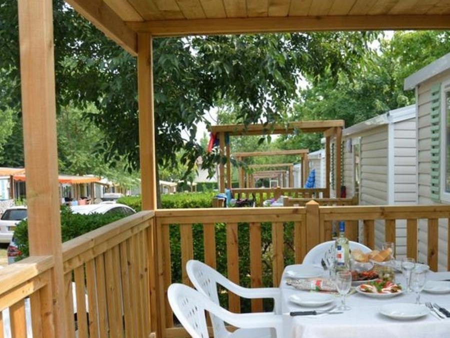 Camping Pas Cher vous présente avec son site Officiel campingpascher.fr, le Camping Sènia Cala Canyelles classé 4 étoiles, situé sur la commune de Lloret Del Mar dans le département Gérone (Catalogne) en Espagne. Le camping Sènia Cala Canyelles, vous présente un hébergement de type mobil-home de 29 m² avec climatisation. Le camping Sènia Cala Canyelles vous propose du sam. 19 septembre au sam. 26 septembre 2026, en promotion à -10% pour 7 nuits à 418 € au lieu de 465,0 € soit une Économie de 47 €. Cette location propose 7 dates différentes pour réserver votre séjour. Découvrez également les 5 autres gammes d'hébergements du camping. Les Avis clients pour le Camping Sènia Cala Canyelles sont excellents avec une note moyenne de 8 sur 10. Mer, Parc aquatique, Piscine extérieure, Animation enfants, Animations familiales, Club enfants, Aire de jeux enfants, Canoë-kayak, Golf, Planche à voile, Plongée, Pédalo, Terrain de football, Terrain multisports, Bar, Dépôt de pain, Plats à emporter, Restaurant, Épicerie,... En savoir plus : cliquez-ICI.