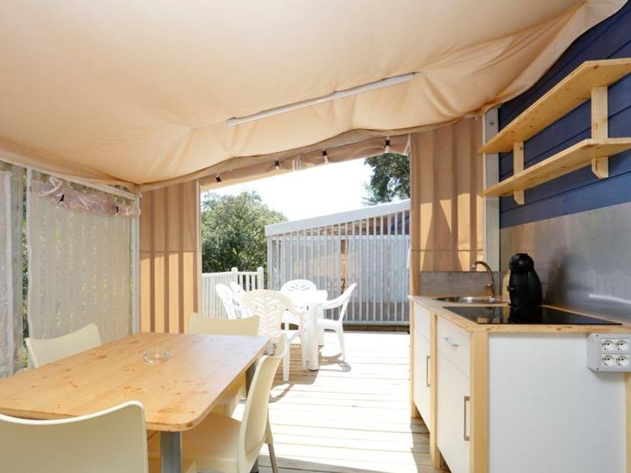 Camping Pas Cher vous présente avec son site Officiel campingpascher.fr, le Camping Sènia Cala Canyelles classé 4 étoiles, situé sur la commune de Lloret Del Mar dans le département Gérone (Catalogne) en Espagne. Le camping Sènia Cala Canyelles vous propose un hébergement de type mobil-home de 28 m². L'établissement vous propose 5 autres types d'hébergements. Découvrez tous nos séjours à petits prix dans la commune et aux alentours de Lloret Del Mar du département : Gérone (Catalogne). Les Avis clients pour le Camping Sènia Cala Canyelles sont excellents avec une note moyenne de 8 sur 10. Mer, Parc aquatique, Piscine extérieure, Animation enfants, Animations familiales, Club enfants, Aire de jeux enfants, Canoë-kayak, Golf, Planche à voile, Plongée, Pédalo, Terrain de football, Terrain multisports, Bar, Dépôt de pain, Plats à emporter, Restaurant, Épicerie,... En savoir plus : cliquez-ICI.