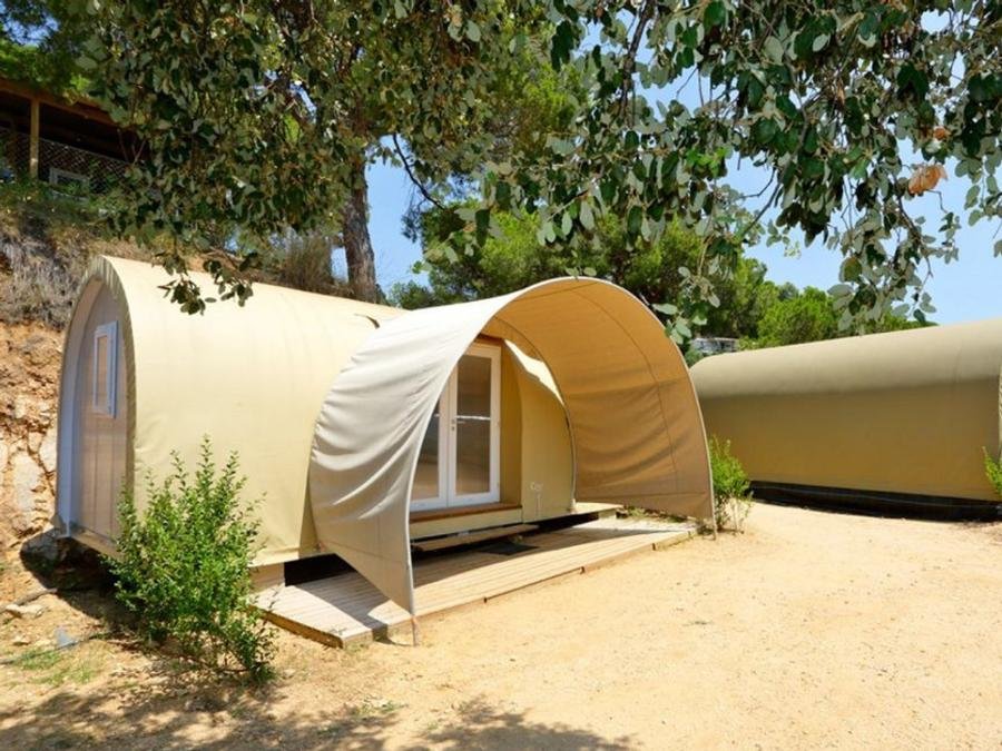 Camping Pas Cher vous présente avec son site Officiel campingpascher.fr, le Camping Sènia Cala Canyelles classé 4 étoiles, situé sur la commune de Lloret Del Mar dans le département Gérone (Catalogne) en Espagne. Le camping Sènia Cala Canyelles vous propose un hébergement de type tente de 16 m² pour 4 personnes. L'établissement vous propose 5 autres types d'hébergements. Découvrez tous nos séjours à petits prix dans la commune et aux alentours de Lloret Del Mar du département : Gérone (Catalogne). Les Avis clients pour le Camping Sènia Cala Canyelles sont excellents avec une note moyenne de 8 sur 10. Mer, Parc aquatique, Piscine extérieure, Animation enfants, Animations familiales, Club enfants, Aire de jeux enfants, Canoë-kayak, Golf, Planche à voile, Plongée, Pédalo, Terrain de football, Terrain multisports, Bar, Dépôt de pain, Plats à emporter, Restaurant, Épicerie,... En savoir plus : cliquez-ICI.