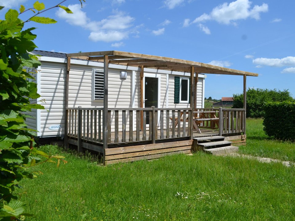 Camping Pas Cher vous présente avec son site Officiel campingpascher.fr, le Camping Woka Marnay classé 3 étoiles, situé sur la commune de Marnay dans le département Haute-saône (Franche Comté) en France. Le camping Woka Marnay vous propose un hébergement de type mobil-home de 30 m² pour 4 personnes (télévision). L'établissement vous propose 3 autres types d'hébergements. Découvrez tous nos séjours à petits prix dans la commune et aux alentours de Marnay du département : Haute-saône (Franche Comté). Les Avis clients pour le Camping Woka Marnay sont excellents avec une note moyenne de 8 sur 10. LacRivière, Piscine couverte, Animations familiales, Aire de jeux enfants, Canoë-kayak, Paddle, Pétanque, Boulangerie, Bureau de tabac, Snack/Bar, Station-service, Supermarché,... En savoir plus : cliquez-ICI.