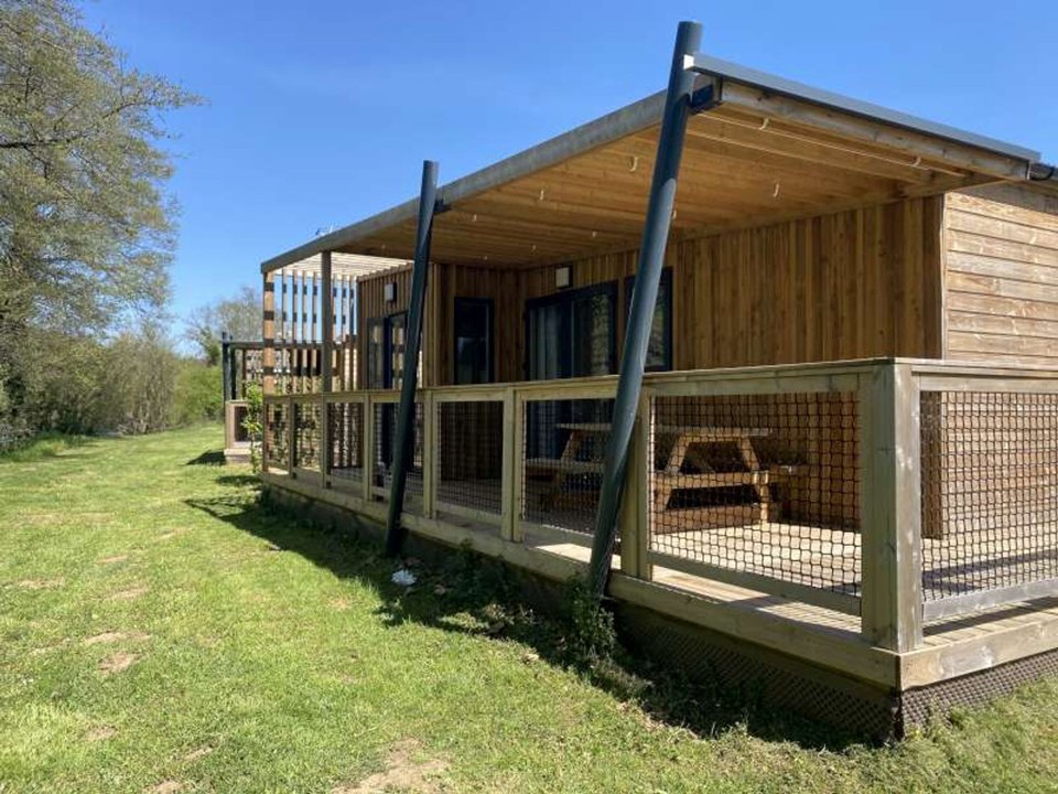 Camping Pas Cher vous présente avec son site Officiel campingpascher.fr, le Camping Woka Marnay classé 3 étoiles, situé sur la commune de Marnay dans le département Haute-saône (Franche Comté) en France. Le camping Woka Marnay vous propose un hébergement de type chalet de 35 m² pour 5 personnes (télévision). L'établissement vous propose 7 autres types d'hébergements. Découvrez tous nos séjours à petits prix dans la commune et aux alentours de Marnay du département : Haute-saône (Franche Comté). Les Avis clients pour le Camping Woka Marnay sont excellents avec une note moyenne de 8 sur 10. LacRivière, Piscine couverte, Animations familiales, Aire de jeux enfants, Canoë-kayak, Paddle, Pétanque, Boulangerie, Bureau de tabac, Snack/Bar, Station-service, Supermarché,... En savoir plus : cliquez-ICI.