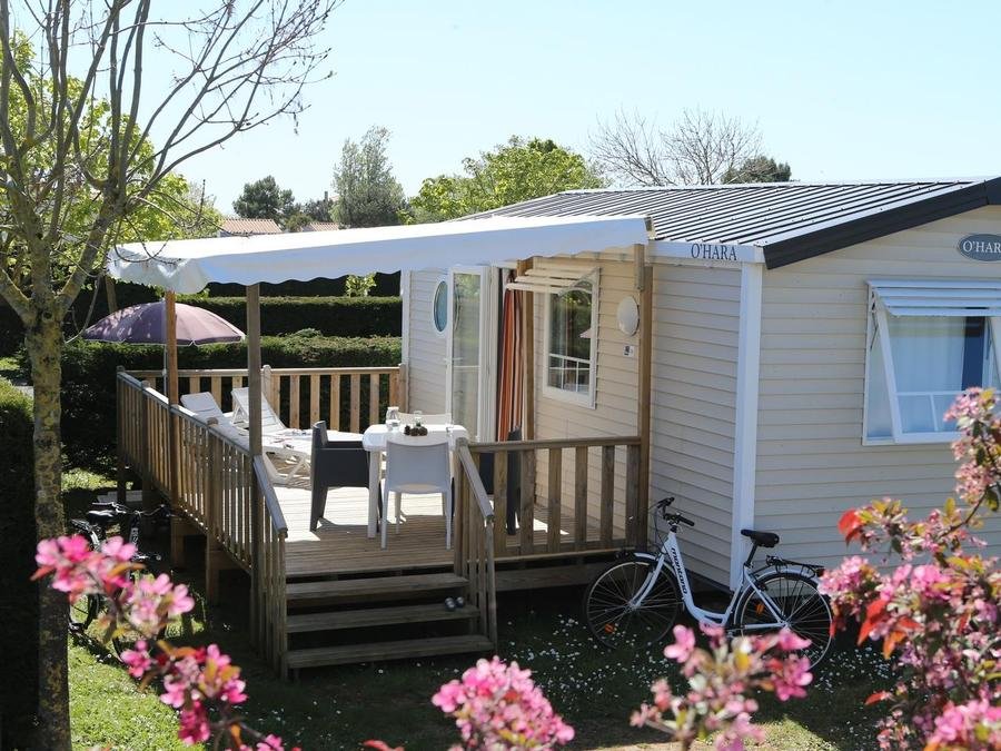 Camping Pas Cher vous présente avec son site Officiel campingpascher.fr, le Camping Flower Les Ilates classé 4 étoiles, situé sur la commune de Loix dans le département Charente-maritime (Poitou Charentes) en France. Le camping Flower Les Ilates, vous présente un hébergement de type mobil-home de 27 m² et télévision. Le camping Flower Les Ilates vous propose du jeudi 15 octobre au jeudi 22 octobre 2026, en promotion à -20% pour 7 nuits à 518,80 € au lieu de 648,5 € soit une Économie de 129,70 €. Cette location propose 59 dates différentes pour réserver votre séjour. Découvrez également les 11 autres gammes d'hébergements du camping. Les Avis clients pour le Camping Flower Les Ilates sont excellents avec une note moyenne de 8 sur 10. Piscine chauffée, Piscine extérieure, Animations familiales, Club enfants, Aire de jeux enfants, Court de tennis, Cyclisme, Paddle, Parcours sportif, Ping-pong, Pétanque, Salle de jeux vidéo, Structure gonflable enfants, Terrain de beach-volley, Terrain multisports, Bar, Dépôt de pain, Plats à emporter, Restaurant, Épicerie,... En savoir plus : cliquez-ICI.