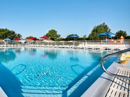 Camping Pas Cher vous présente avec son site Officiel campingpascher.fr, le Camping Flower Les Ilates classé 4 étoiles, situé sur la commune de Loix dans le département Charente-maritime (Poitou Charentes) en France. Le camping Flower Les Ilates, vous présente un hébergement de type maison de 31 m² et télévision. Le camping Flower Les Ilates vous propose du sam. 26 septembre au sam. 03 octobre 2026, en promotion à -20% pour 7 nuits à 447,20 € au lieu de 559,0 € soit une Économie de 111,80 €. Cette location propose 64 dates différentes pour réserver votre séjour. Découvrez également les 11 autres gammes d'hébergements du camping. Les Avis clients pour le Camping Flower Les Ilates sont excellents avec une note moyenne de 8 sur 10. Piscine chauffée, Piscine extérieure, Animations familiales, Club enfants, Aire de jeux enfants, Court de tennis, Cyclisme, Paddle, Parcours sportif, Ping-pong, Pétanque, Salle de jeux vidéo, Structure gonflable enfants, Terrain de beach-volley, Terrain multisports, Bar, Dépôt de pain, Plats à emporter, Restaurant, Épicerie,... En savoir plus : cliquez-ICI.