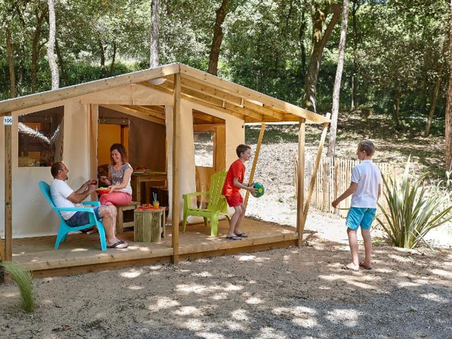 Camping Pas Cher vous présente avec son site Officiel campingpascher.fr, le Camping Le Petit Rocher classé 4 étoiles, situé sur la commune de Longeville Sur Mer dans le département Vendée (Pays De La Loire) en France. Le camping Le Petit Rocher, vous présente un hébergement de type tente de 23 m² pour 1 personne. Le camping Le Petit Rocher vous propose du dimanche 07 juin au dimanche 14 juin 2026 pour 7 nuits à 178€. Cette location propose 43 dates différentes pour réserver votre séjour. Découvrez également les 10 autres gammes d'hébergements du camping. Les Avis clients pour le Camping Le Petit Rocher sont excellents avec une note moyenne de 8 sur 10. Mer, Parc aquatique, Piscine chauffée, Piscine couverte, Animations familiales, Club enfants, Aire de jeux enfants, Canoë-kayak, Ping-pong, Pétanque, Structure gonflable enfants, Surf, Terrain multisports, Voile, Bar, Dépôt de pain, Plats à emporter, Snack/Bar, Supermarché,... En savoir plus : cliquez-ICI.