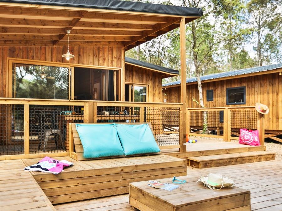 Camping Pas Cher vous présente avec son site Officiel campingpascher.fr, le Camping Le Petit Rocher classé 4 étoiles, situé sur la commune de Longeville Sur Mer dans le département Vendée (Pays De La Loire) en France. Le camping Le Petit Rocher, vous présente un hébergement de type lodge de 38 m² pour 6 personnes et télévision. Le camping Le Petit Rocher vous propose du dimanche 13 septembre au dimanche 20 septembre 2026 pour 7 nuits à 482€. Cette location propose 6 dates différentes pour réserver votre séjour. Découvrez également les 10 autres gammes d'hébergements du camping. Les Avis clients pour le Camping Le Petit Rocher sont excellents avec une note moyenne de 8 sur 10. Mer, Parc aquatique, Piscine chauffée, Piscine couverte, Animations familiales, Club enfants, Aire de jeux enfants, Canoë-kayak, Ping-pong, Pétanque, Structure gonflable enfants, Surf, Terrain multisports, Voile, Bar, Dépôt de pain, Plats à emporter, Snack/Bar,... En savoir plus : cliquez-ICI.