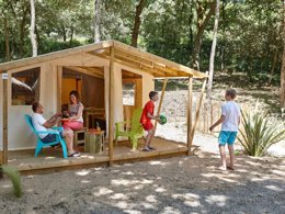 Camping Pas Cher vous présente avec son site Officiel campingpascher.fr, le Camping Le Petit Rocher classé 4 étoiles, situé sur la commune de Longeville Sur Mer dans le département Vendée (Pays De La Loire) en France. Le camping Le Petit Rocher, vous présente un hébergement de type tente de 23 m² pour 1 personne. Le camping Le Petit Rocher vous propose du sam. 13 juin au sam. 20 juin 2026, en promotion à -18% pour 7 nuits à 185 € au lieu de 225,61 € soit une Économie de 40,61 €. Cette location propose 56 dates différentes pour réserver votre séjour. Découvrez également les 7 autres gammes d'hébergements du camping. Les Avis clients pour le Camping Le Petit Rocher sont excellents avec une note moyenne de 8 sur 10. Mer, Parc aquatique, Piscine chauffée, Piscine couverte, Animations familiales, Club enfants, Aire de jeux enfants, Canoë-kayak, Ping-pong, Pétanque, Structure gonflable enfants, Surf, Terrain multisports, Voile, Bar, Dépôt de pain, Plats à emporter, Snack/Bar, Supermarché,... En savoir plus : cliquez-ICI.