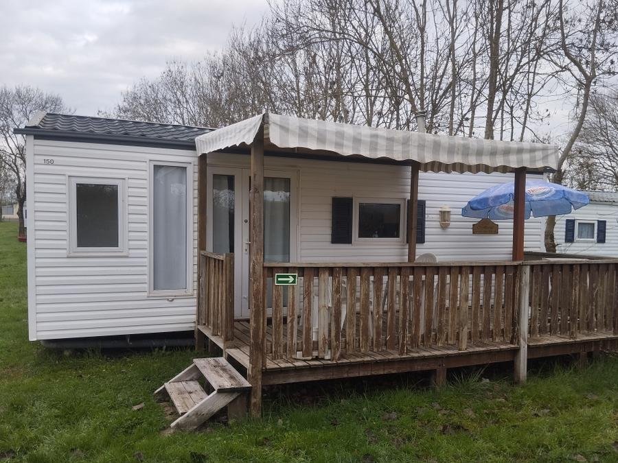 Camping Pas Cher vous présente avec son site Officiel campingpascher.fr, le Camping Au Vent Des Marais classé 2 étoiles, situé sur la commune de Longeville Sur Mer dans le département Vendée (Pays De La Loire) en France. Le camping Au Vent Des Marais, vous présente un hébergement de type mobil-home de 30 m² pour 4 personnes. Le camping Au Vent Des Marais vous propose du sam. 22 août au sam. 29 août 2026 pour 7 nuits à 530€. Cette location propose 8 dates différentes pour réserver votre séjour. Découvrez également les 4 autres gammes d'hébergements du camping. Les Avis clients pour le Camping Au Vent Des Marais sont excellents avec une note moyenne de 8 sur 10. Piscine extérieure, Aire de jeux enfants, Baby-foot, Cyclisme, Ping-pong, Pétanque, Randonnée, Snack/Bar,... En savoir plus : cliquez-ICI.