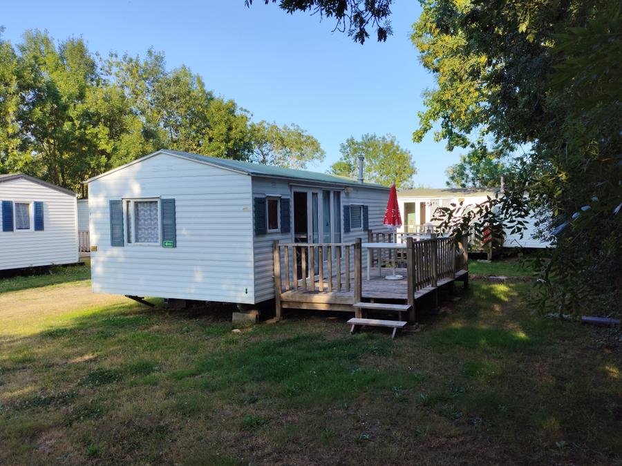 Camping Pas Cher vous présente avec son site Officiel campingpascher.fr, le Camping Au Vent Des Marais classé 2 étoiles, situé sur la commune de Longeville Sur Mer dans le département Vendée (Pays De La Loire) en France. Le camping Au Vent Des Marais, vous présente un hébergement de type mobil-home de 24 m². Le camping Au Vent Des Marais vous propose du sam. 22 août au sam. 29 août 2026 pour 7 nuits à 500€. Cette location propose 8 dates différentes pour réserver votre séjour. Découvrez également les 4 autres gammes d'hébergements du camping. Les Avis clients pour le Camping Au Vent Des Marais sont excellents avec une note moyenne de 8 sur 10. Piscine extérieure, Aire de jeux enfants, Baby-foot, Cyclisme, Ping-pong, Pétanque, Randonnée, Snack/Bar,... En savoir plus : cliquez-ICI.