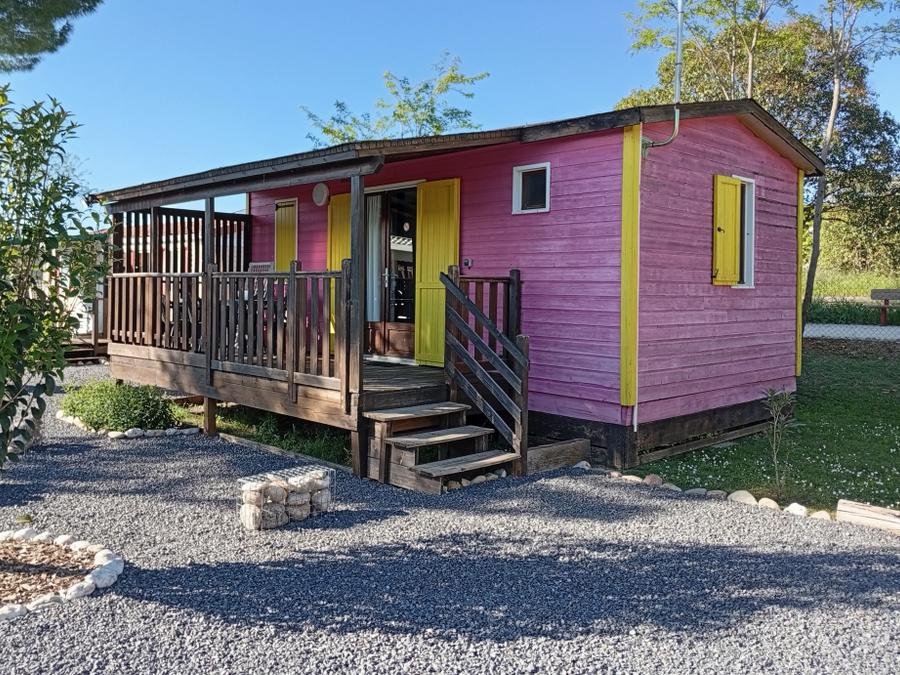 Camping Pas Cher vous présente avec son site Officiel campingpascher.fr, le Camping L'Olivier classé 3 étoiles, situé sur la commune de Massillargues Attuech dans le département Gard (Languedoc Roussillon) en France. Le camping L'Olivier, vous présente un hébergement de type chalet de 31 m² pour 2 personnes. Le camping L'Olivier vous propose du sam. 12 septembre au sam. 19 septembre 2026 pour 7 nuits à 408€. Cette location propose 64 dates différentes pour réserver votre séjour. Découvrez également les 9 autres gammes d'hébergements du camping. Les Avis clients pour le Camping L'Olivier sont excellents avec une note moyenne de 8 sur 10. Rivière, Piscine extérieure, Animations familiales, Aire de jeux enfants, Baby-foot, Canoë-kayak, Centre équestre, Court de tennis, Cyclisme, Ping-pong, Pétanque, Randonnée, Salle de fitness, Terrain multisports, Tir à l’arc, Bar, Dépôt de pain, Pizzeria, Plats à emporter, Snack/Bar, Supermarché, Épicerie,... En savoir plus : cliquez-ICI.