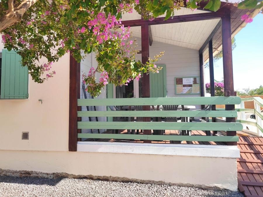 Camping Pas Cher vous présente avec son site Officiel campingpascher.fr, le Camping L'Olivier classé 3 étoiles, situé sur la commune de Massillargues Attuech dans le département Gard (Languedoc Roussillon) en France. Le camping L'Olivier, vous présente un hébergement de type maison de campagne de 60 m² pour 6 personnes avec climatisation et télévision. Le camping L'Olivier vous propose du sam. 12 septembre au sam. 19 septembre 2026 pour 7 nuits à 842.5€. Cette location propose 61 dates différentes pour réserver votre séjour. Découvrez également les 9 autres gammes d'hébergements du camping. Les Avis clients pour le Camping L'Olivier sont excellents avec une note moyenne de 8 sur 10. Rivière, Piscine extérieure, Animations familiales, Aire de jeux enfants, Baby-foot, Canoë-kayak, Centre équestre, Court de tennis, Cyclisme, Ping-pong, Pétanque, Randonnée, Salle de fitness, Terrain multisports, Tir à l’arc, Bar, Dépôt de pain, Pizzeria, Plats à emporter, Snack/Bar, Supermarché, Épicerie,... En savoir plus : cliquez-ICI.
