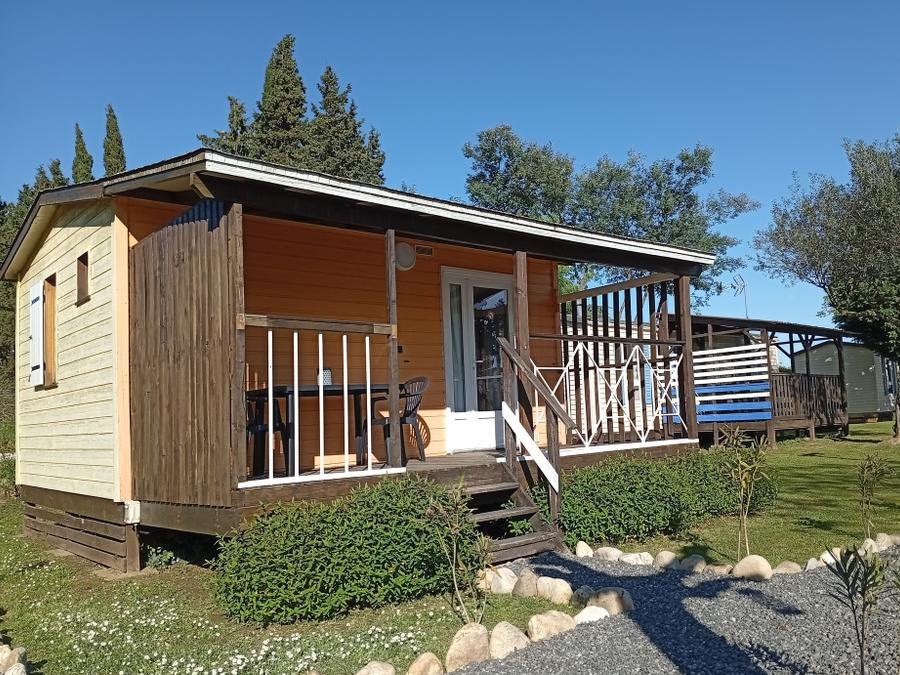 Camping Pas Cher vous présente avec son site Officiel campingpascher.fr, le Camping L'Olivier classé 3 étoiles, situé sur la commune de Massillargues Attuech dans le département Gard (Languedoc Roussillon) en France. Le camping L'Olivier, vous présente un hébergement de type chalet de 28 m² pour 1 personne avec climatisation et télévision. Le camping L'Olivier vous propose du sam. 12 septembre au sam. 19 septembre 2026 pour 7 nuits à 420€. Cette location propose 39 dates différentes pour réserver votre séjour. Découvrez également les 9 autres gammes d'hébergements du camping. Les Avis clients pour le Camping L'Olivier sont excellents avec une note moyenne de 8 sur 10. Rivière, Piscine extérieure, Animations familiales, Aire de jeux enfants, Baby-foot, Canoë-kayak, Centre équestre, Court de tennis, Cyclisme, Ping-pong, Pétanque, Randonnée, Salle de fitness, Terrain multisports, Tir à l’arc, Bar, Dépôt de pain, Pizzeria, Plats à emporter, Snack/Bar, Supermarché, Épicerie,... En savoir plus : cliquez-ICI.