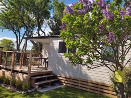 Camping Pas Cher vous présente avec son site Officiel campingpascher.fr, le Camping L'Olivier classé 3 étoiles, situé sur la commune de Massillargues Attuech dans le département Gard (Languedoc Roussillon) en France. Le camping L'Olivier, vous présente un hébergement de type chalet de 31 m² pour 2 personnes. Le camping L'Olivier vous propose du sam. 12 septembre au sam. 19 septembre 2026 pour 7 nuits à 408€. Cette location propose 64 dates différentes pour réserver votre séjour. Découvrez également les 9 autres gammes d'hébergements du camping. Les Avis clients pour le Camping L'Olivier sont excellents avec une note moyenne de 8 sur 10. Rivière, Piscine extérieure, Animations familiales, Aire de jeux enfants, Baby-foot, Canoë-kayak, Centre équestre, Court de tennis, Cyclisme, Ping-pong, Pétanque, Randonnée, Salle de fitness, Terrain multisports, Tir à l’arc, Bar, Dépôt de pain, Pizzeria, Plats à emporter, Snack/Bar, Supermarché, Épicerie,... En savoir plus : cliquez-ICI.