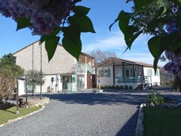 Camping Pas Cher vous présente avec son site Officiel campingpascher.fr, le Camping L'Olivier classé 3 étoiles, situé sur la commune de Massillargues Attuech dans le département Gard (Languedoc Roussillon) en France. Le camping L'Olivier, vous présente un hébergement de type mobil-home. Le camping L'Olivier vous propose du vendredi 01 mai au vendredi 08 mai 2026 pour 7 nuits à 374€. Cette location propose 98 dates différentes pour réserver votre séjour. Découvrez également les 9 autres gammes d'hébergements du camping. Les Avis clients pour le Camping L'Olivier sont excellents avec une note moyenne de 8 sur 10. Rivière, Piscine extérieure, Animations familiales, Aire de jeux enfants, Baby-foot, Canoë-kayak, Centre équestre, Court de tennis, Cyclisme, Ping-pong, Pétanque, Randonnée, Salle de fitness, Terrain multisports, Tir à l’arc, Bar, Dépôt de pain, Pizzeria, Plats à emporter, Snack/Bar, Supermarché, Épicerie,... En savoir plus : cliquez-ICI.