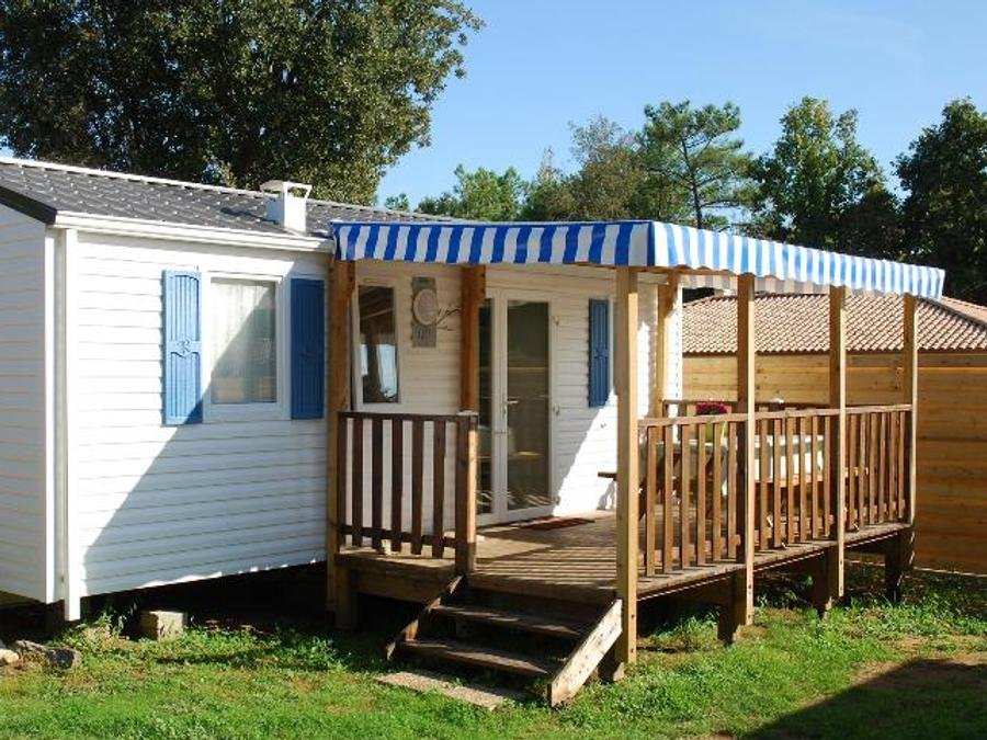 Camping Pas Cher vous présente avec son site Officiel campingpascher.fr, le Camping La Frétille classé 3 étoiles, situé sur la commune de Longeville Sur Mer dans le département Vendée (Pays De La Loire) en France. Le camping La Frétille, vous présente un hébergement de type mobil-home de 27 m² pour 6 personnes et télévision. Le camping La Frétille vous propose du dimanche 27 septembre au dimanche 04 octobre 2026 pour 7 nuits à 288€. Cette location propose 57 dates différentes pour réserver votre séjour. Découvrez également les 8 autres gammes d'hébergements du camping. Les Avis clients pour le Camping La Frétille sont excellents avec une note moyenne de 8 sur 10. MerÉtang, Piscine chauffée, Piscine couverte, Animations familiales, Aire de jeux enfants, Baby-foot, Centre équestre, Cyclisme, Golf, Ping-pong, Piscine, Pétanque, Randonnée, Structure gonflable enfants, Surf, Terrain de badminton, Terrain de volley-ball, Bar, Dépôt de pain, Food truck, Supermarché, Épicerie,... En savoir plus : cliquez-ICI.