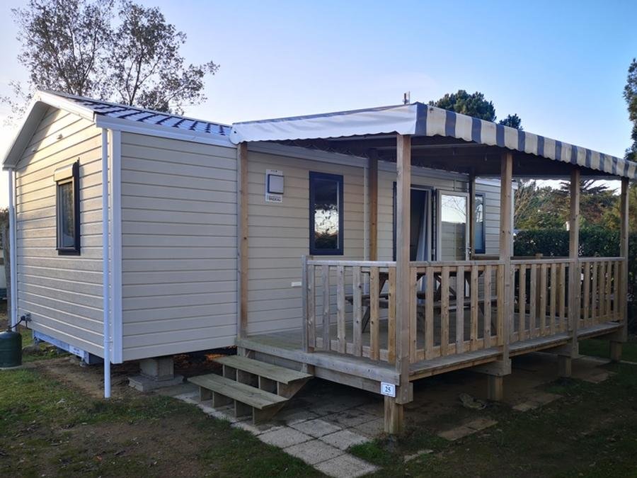 Camping Pas Cher vous présente avec son site Officiel campingpascher.fr, le Camping La Frétille classé 3 étoiles, situé sur la commune de Longeville Sur Mer dans le département Vendée (Pays De La Loire) en France. Le camping La Frétille, vous présente un hébergement de type mobil-home de 28 m² et télévision. Le camping La Frétille vous propose du dimanche 27 septembre au dimanche 04 octobre 2026 pour 7 nuits à 302€. Cette location propose 57 dates différentes pour réserver votre séjour. Découvrez également les 8 autres gammes d'hébergements du camping. Les Avis clients pour le Camping La Frétille sont excellents avec une note moyenne de 8 sur 10. MerÉtang, Piscine chauffée, Piscine couverte, Animations familiales, Aire de jeux enfants, Baby-foot, Centre équestre, Cyclisme, Golf, Ping-pong, Piscine, Pétanque, Randonnée, Structure gonflable enfants, Surf, Terrain de badminton, Terrain de volley-ball, Bar, Dépôt de pain, Food truck, Supermarché, Épicerie,... En savoir plus : cliquez-ICI.