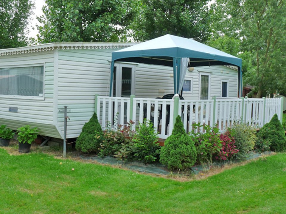 Camping Pas Cher vous présente avec son site Officiel campingpascher.fr, le Camping La Michenotière classé 3 étoiles, situé sur la commune de Longeville Sur Mer dans le département Vendée (Pays De La Loire) en France. Le camping La Michenotière vous propose un hébergement de type mobil-home de 18 m² pour 4 personnes (télévision). L'établissement vous propose 5 autres types d'hébergements. Découvrez tous nos séjours à petits prix dans la commune et aux alentours de Longeville Sur Mer du département : Vendée (Pays De La Loire). Les Avis clients pour le Camping La Michenotière sont excellents avec une note moyenne de 8 sur 10. Mer, Parc aquatique, Piscine chauffée, Piscine extérieure, Animation enfants, Animations familiales, Aire de jeux enfants, Baby-foot, Flipper, Piscine, Pétanque, Bar, Bureau de tabac, Pizzeria, Snack/Bar, Station-service, Supermarché, Épicerie,... En savoir plus : cliquez-ICI.