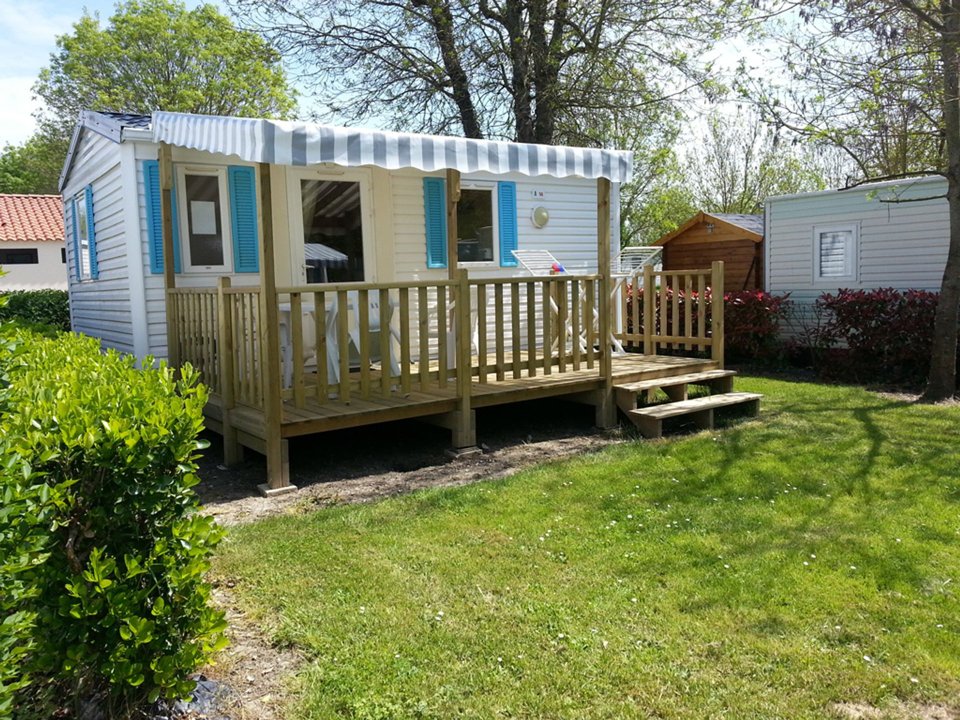 Camping Pas Cher vous présente avec son site Officiel campingpascher.fr, le Camping La Michenotière classé 3 étoiles, situé sur la commune de Longeville Sur Mer dans le département Vendée (Pays De La Loire) en France. Le camping La Michenotière vous propose un hébergement de type mobil-home de 16 m² pour 2 personnes (télévision). L'établissement vous propose 5 autres types d'hébergements. Découvrez tous nos séjours à petits prix dans la commune et aux alentours de Longeville Sur Mer du département : Vendée (Pays De La Loire). Les Avis clients pour le Camping La Michenotière sont excellents avec une note moyenne de 8 sur 10. Mer, Parc aquatique, Piscine chauffée, Piscine extérieure, Animation enfants, Animations familiales, Aire de jeux enfants, Baby-foot, Flipper, Piscine, Pétanque, Bar, Bureau de tabac, Pizzeria, Snack/Bar, Station-service, Supermarché, Épicerie,... En savoir plus : cliquez-ICI.