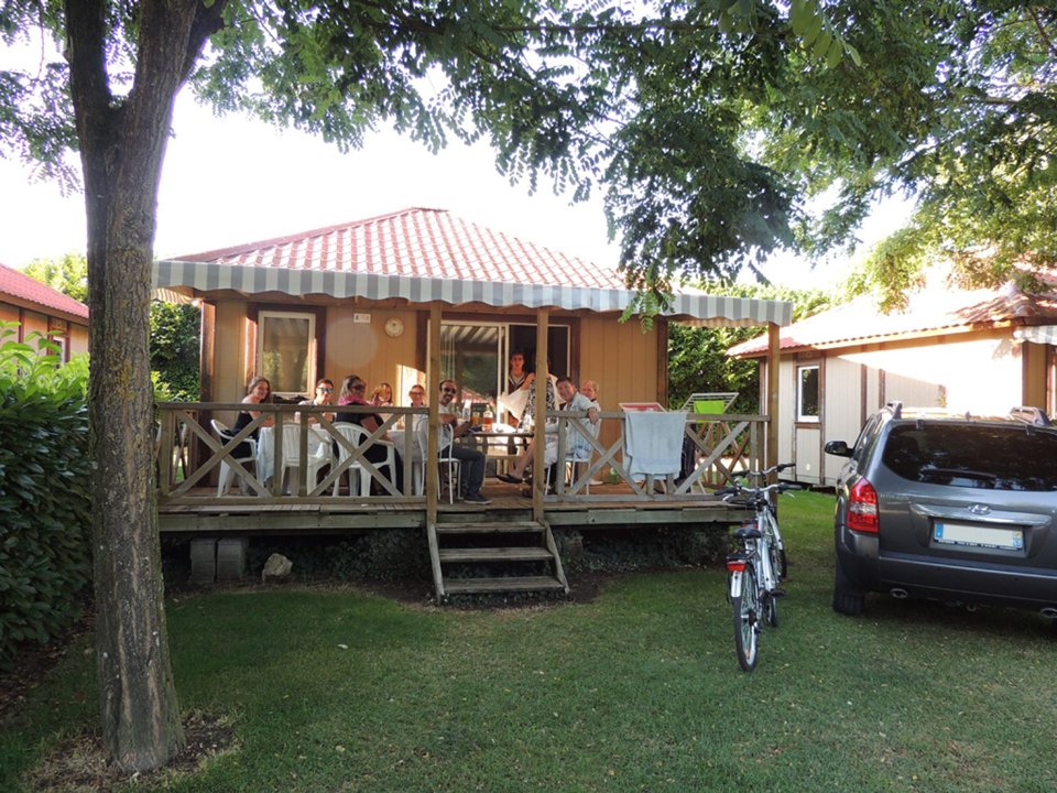 Camping Pas Cher vous présente avec son site Officiel campingpascher.fr, le Camping La Michenotière classé 3 étoiles, situé sur la commune de Longeville Sur Mer dans le département Vendée (Pays De La Loire) en France. Le camping La Michenotière vous propose un hébergement de type chalet de 35 m² pour 6 personnes (télévision). L'établissement vous propose 5 autres types d'hébergements. Découvrez tous nos séjours à petits prix dans la commune et aux alentours de Longeville Sur Mer du département : Vendée (Pays De La Loire). Les Avis clients pour le Camping La Michenotière sont excellents avec une note moyenne de 8 sur 10. Mer, Parc aquatique, Piscine chauffée, Piscine extérieure, Animation enfants, Animations familiales, Aire de jeux enfants, Baby-foot, Flipper, Piscine, Pétanque, Bar, Bureau de tabac, Pizzeria, Snack/Bar, Station-service, Supermarché, Épicerie,... En savoir plus : cliquez-ICI.