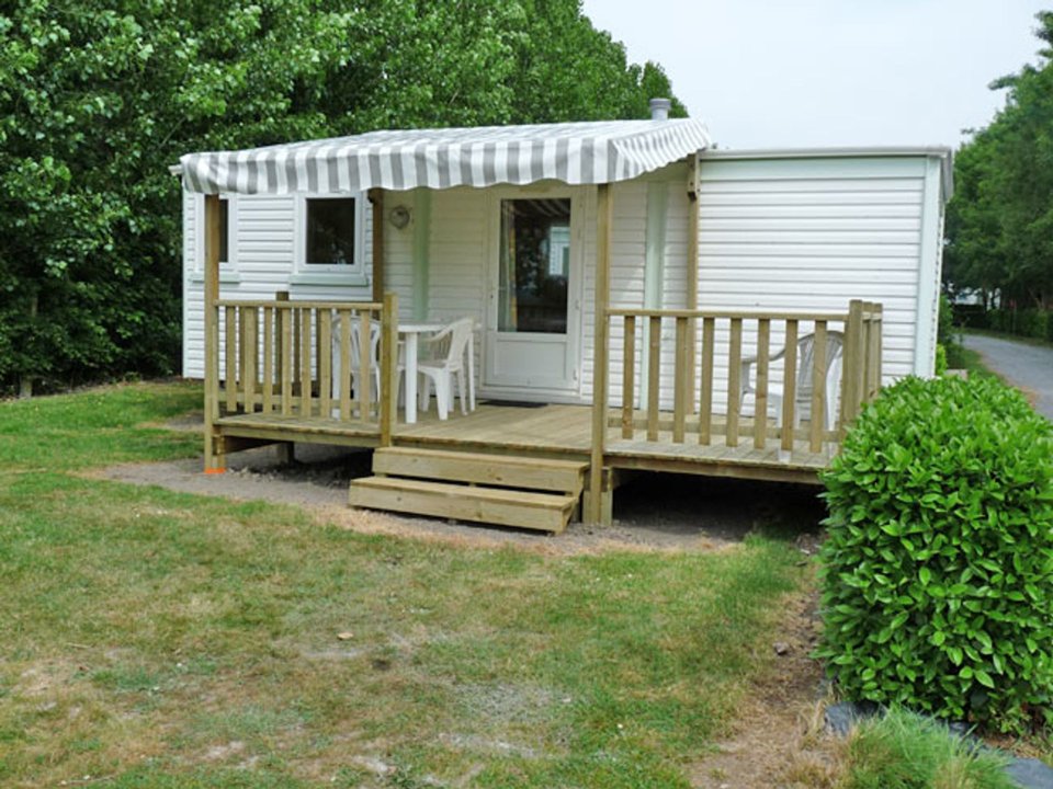 Camping Pas Cher vous présente avec son site Officiel campingpascher.fr, le Camping La Michenotière classé 3 étoiles, situé sur la commune de Longeville Sur Mer dans le département Vendée (Pays De La Loire) en France. Le camping La Michenotière vous propose un hébergement de type mobil-home de 28 m² pour 6 personnes (télévision). L'établissement vous propose 5 autres types d'hébergements. Découvrez tous nos séjours à petits prix dans la commune et aux alentours de Longeville Sur Mer du département : Vendée (Pays De La Loire). Les Avis clients pour le Camping La Michenotière sont excellents avec une note moyenne de 8 sur 10. Mer, Parc aquatique, Piscine chauffée, Piscine extérieure, Animation enfants, Animations familiales, Aire de jeux enfants, Baby-foot, Flipper, Piscine, Pétanque, Bar, Bureau de tabac, Pizzeria, Snack/Bar, Station-service, Supermarché, Épicerie,... En savoir plus : cliquez-ICI.