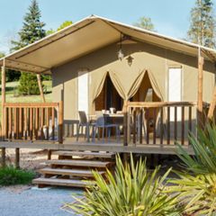 Camping Pas Cher vous présente avec son site Officiel campingpascher.fr, le Camping La Michenotière classé 3 étoiles, situé sur la commune de Longeville Sur Mer dans le département Vendée (Pays De La Loire) en France. Le camping La Michenotière vous propose un hébergement de type bungalow de 18 m² pour 4 personnes (télévision). L'établissement vous propose 5 autres types d'hébergements. Découvrez tous nos séjours à petits prix dans la commune et aux alentours de Longeville Sur Mer du département : Vendée (Pays De La Loire). Les Avis clients pour le Camping La Michenotière sont excellents avec une note moyenne de 8 sur 10. Mer, Parc aquatique, Piscine chauffée, Piscine extérieure, Animation enfants, Animations familiales, Aire de jeux enfants, Baby-foot, Flipper, Piscine, Pétanque, Bar, Bureau de tabac, Pizzeria, Snack/Bar, Station-service, Supermarché, Épicerie,... En savoir plus : cliquez-ICI.