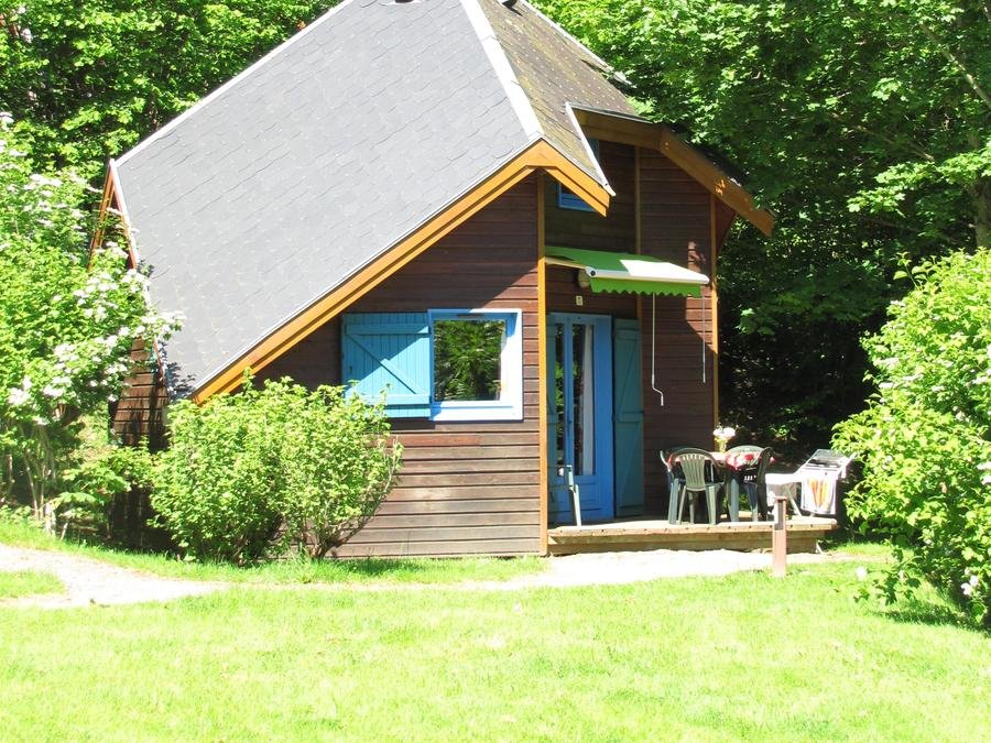 Camping Pas Cher vous présente avec son site Officiel campingpascher.fr, le Camping Val Saint Jean classé 4 étoiles, situé sur la commune de Mauriac dans le département Cantal (Auvergne) en France. Le camping Val Saint Jean, vous présente un hébergement de type chalet de 35 m² pour 3 personnes et télévision. Le camping Val Saint Jean vous propose du sam. 26 septembre au sam. 03 octobre 2026 pour 7 nuits à 350€. Cette location propose 94 dates différentes pour réserver votre séjour. Découvrez également les 5 autres gammes d'hébergements du camping. Les Avis clients pour le Camping Val Saint Jean sont excellents avec une note moyenne de 8 sur 10. Piscine extérieure, Animations familiales, Club enfants, Aire de jeux enfants, Golf, Ping-pong, Terrain de beach-volley, Terrain multisports, Bar, Dépôt de pain, Snack/Bar,... En savoir plus : cliquez-ICI.