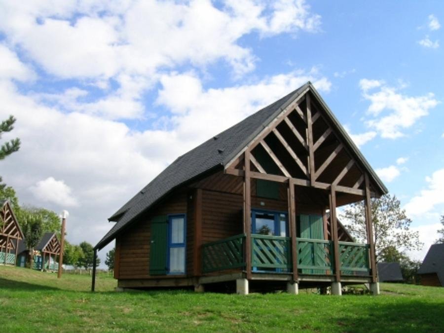 Camping Pas Cher vous présente avec son site Officiel campingpascher.fr, le Camping Val Saint Jean classé 4 étoiles, situé sur la commune de Mauriac dans le département Cantal (Auvergne) en France. Le camping Val Saint Jean, vous présente un hébergement de type chalet de 35 m² pour 3 personnes et télévision. Le camping Val Saint Jean vous propose du sam. 26 septembre au sam. 03 octobre 2026 pour 7 nuits à 370€. Cette location propose 61 dates différentes pour réserver votre séjour. Découvrez également les 5 autres gammes d'hébergements du camping. Les Avis clients pour le Camping Val Saint Jean sont excellents avec une note moyenne de 8 sur 10. Piscine extérieure, Animations familiales, Club enfants, Aire de jeux enfants, Golf, Ping-pong, Terrain de beach-volley, Terrain multisports, Bar, Dépôt de pain, Snack/Bar,... En savoir plus : cliquez-ICI.