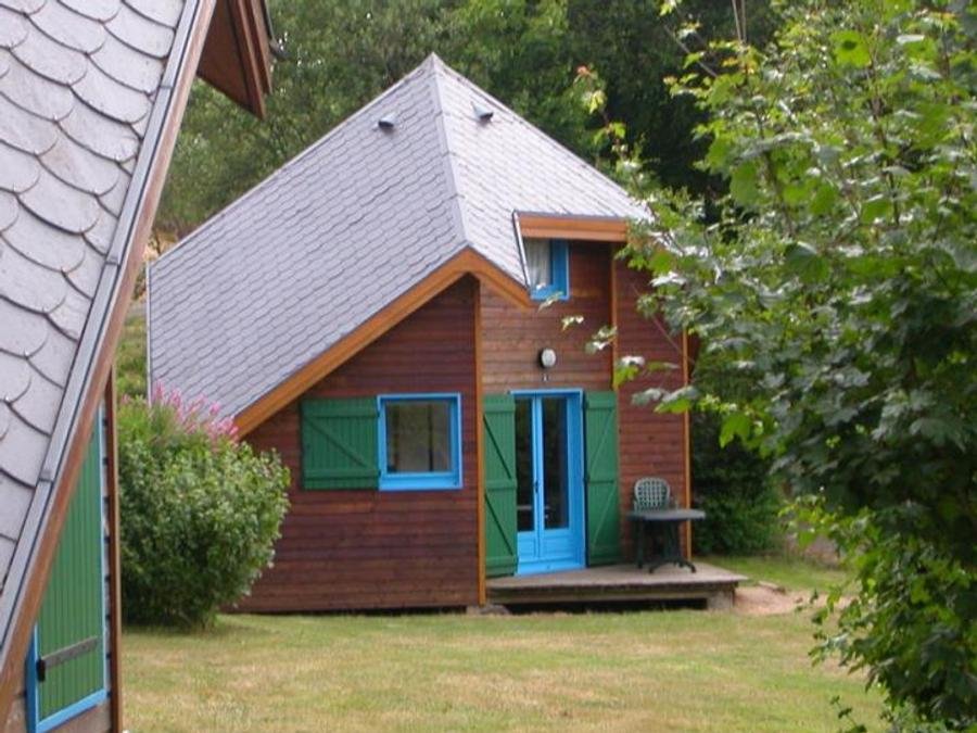Camping Pas Cher vous présente avec son site Officiel campingpascher.fr, le Camping Val Saint Jean classé 4 étoiles, situé sur la commune de Mauriac dans le département Cantal (Auvergne) en France. Le camping Val Saint Jean, vous présente un hébergement de type chalet pour 1 personne et télévision. Le camping Val Saint Jean vous propose du sam. 26 septembre au sam. 03 octobre 2026 pour 7 nuits à 350€. Cette location propose 84 dates différentes pour réserver votre séjour. Découvrez également les 5 autres gammes d'hébergements du camping. Les Avis clients pour le Camping Val Saint Jean sont excellents avec une note moyenne de 8 sur 10. Piscine extérieure, Animations familiales, Club enfants, Aire de jeux enfants, Golf, Ping-pong, Terrain de beach-volley, Terrain multisports, Bar, Dépôt de pain, Snack/Bar,... En savoir plus : cliquez-ICI.