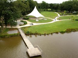 Camping Pas Cher vous présente avec son site Officiel campingpascher.fr, le Camping Aquarev classé 3 étoiles, situé sur la commune de Loudeac dans le département Côtes-d'armor (Bretagne) en France. Le camping Aquarev, vous présente un hébergement de type mobil-home de 30 m² pour 2 personnes et télévision. Le camping Aquarev vous propose du mercredi 01 avril au mercredi 08 avril 2026 pour 7 nuits à 714€. Cette location propose 192 dates différentes pour réserver votre séjour. Découvrez également les 5 autres gammes d'hébergements du camping. Les Avis clients pour le Camping Aquarev sont excellents avec une note moyenne de 8 sur 10. LacÉtang, Piscine chauffée, Piscine extérieure, Animations familiales, Aire de jeux enfants, Centre équestre, Court de tennis, Cyclisme, Ping-pong, Pétanque, Randonnée, Structure gonflable enfants, Terrain de football, Terrain multisports, Bar, Dépôt de pain, Snack/Bar, Supermarché,... En savoir plus : cliquez-ICI.