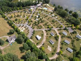 Camping Pas Cher vous présente avec son site Officiel campingpascher.fr, le Camping Aquarev classé 3 étoiles, situé sur la commune de Loudeac dans le département Côtes-d'armor (Bretagne) en France. Le camping Aquarev, vous présente un hébergement de type mobil-home de 29 m² pour 4 personnes et télévision. Le camping Aquarev vous propose du mercredi 01 avril au mercredi 08 avril 2026 pour 7 nuits à 660€. Cette location propose 200 dates différentes pour réserver votre séjour. Découvrez également les 5 autres gammes d'hébergements du camping. Les Avis clients pour le Camping Aquarev sont excellents avec une note moyenne de 8 sur 10. LacÉtang, Piscine chauffée, Piscine extérieure, Animations familiales, Aire de jeux enfants, Centre équestre, Court de tennis, Cyclisme, Ping-pong, Pétanque, Randonnée, Structure gonflable enfants, Terrain de football, Terrain multisports, Bar, Dépôt de pain, Snack/Bar, Supermarché,... En savoir plus : cliquez-ICI.