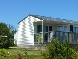 Camping Pas Cher vous présente avec son site Officiel campingpascher.fr, le Camping Aquarev classé 3 étoiles, situé sur la commune de Loudeac dans le département Côtes-d'armor (Bretagne) en France. Le camping Aquarev, vous présente un hébergement de type mobil-home de 30 m² pour 2 personnes et télévision. Le camping Aquarev vous propose du mercredi 01 avril au mercredi 08 avril 2026 pour 7 nuits à 714€. Cette location propose 192 dates différentes pour réserver votre séjour. Découvrez également les 5 autres gammes d'hébergements du camping. Les Avis clients pour le Camping Aquarev sont excellents avec une note moyenne de 8 sur 10. LacÉtang, Piscine chauffée, Piscine extérieure, Animations familiales, Aire de jeux enfants, Centre équestre, Court de tennis, Cyclisme, Ping-pong, Pétanque, Randonnée, Structure gonflable enfants, Terrain de football, Terrain multisports, Bar, Dépôt de pain, Snack/Bar, Supermarché,... En savoir plus : cliquez-ICI.